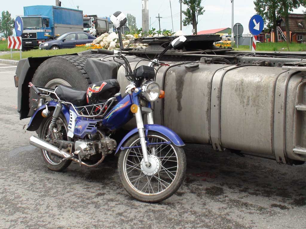 Foto accident Clubul Vacarilor Baia Mare - sens giratoriu e58 (c) eMaramures.ro